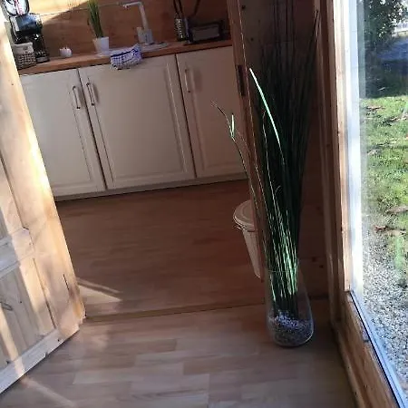 Optimierter 25qm Holz Mit Neuem Massivholzbett, Garten Mit Grillmoeglichkeit, Parkplatz, Radler Willkommen! Prázdninový dům Scharbeutz